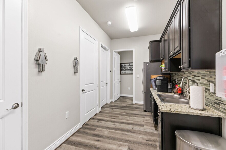 More Photos Of 13715 Office Park Dr, Houston Office For Sale