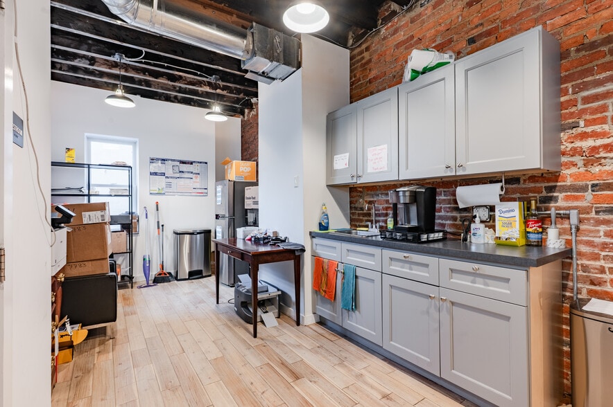 More Photos Of 319 Bainbridge St, Philadelphia Office Residential For Sale