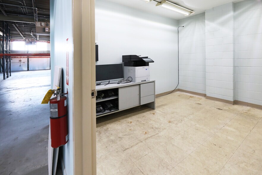 More Photos Of 820 Nicholas Blvd, Elk Grove Village Manufacturing For Lease