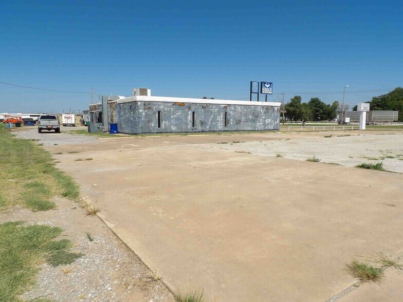 More Photos Of 400 E Jack Choate Ave, Hennessey Office For Sale