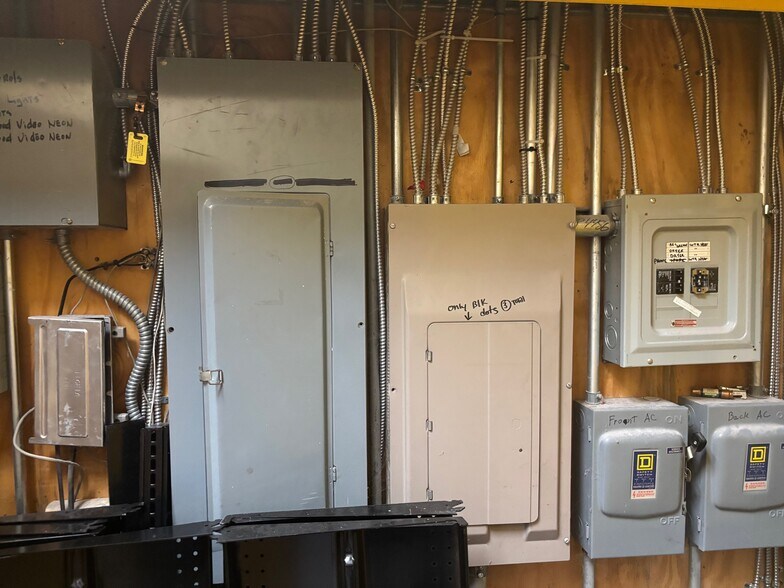 More Photos Of 434 S West St, Wichita Freestanding For Lease