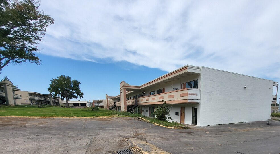 More Photos Of 7350 N Hanley Rd, Hazelwood Hotel For Sale