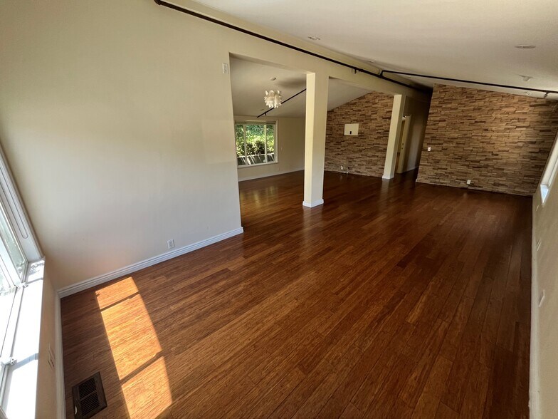 More Photos Of 22315 Mulholland Hwy, Calabasas Office For Sale