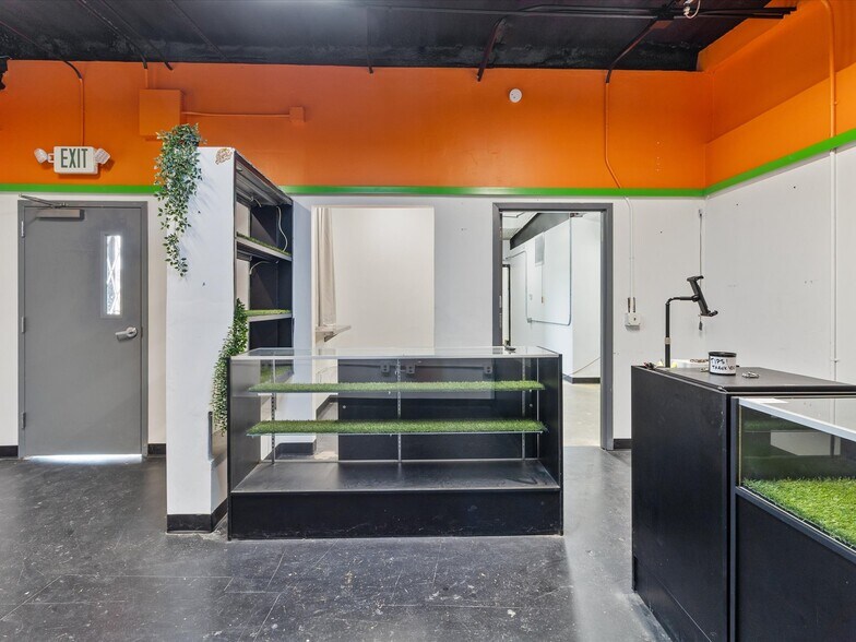 More Photos Of 700 N Main St, Lexington Warehouse For Lease