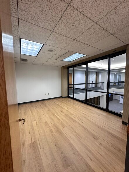 More Photos Of 730 Holiday Dr, Pittsburgh Office For Lease