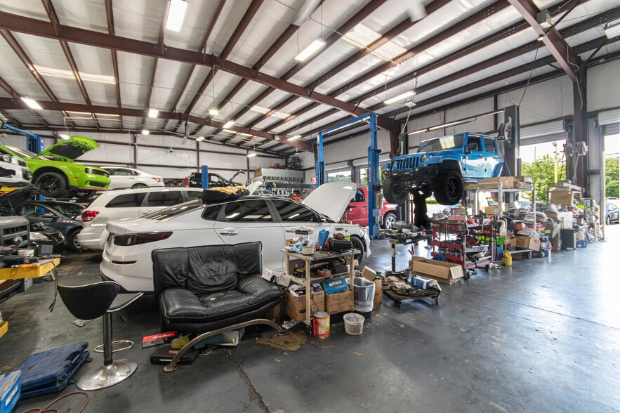 More Photos Of 4660-4666 Jonesboro Rd, Forest Park, Forest Park Auto Repair For Sale