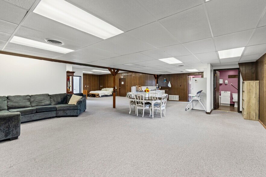 More Photos Of 3160 W Arrow St, Marshall Flex For Sale