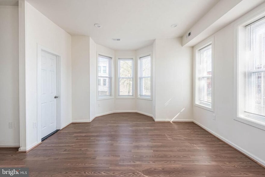 More Photos Of 1640 N Broadway, Baltimore Flex For Sale