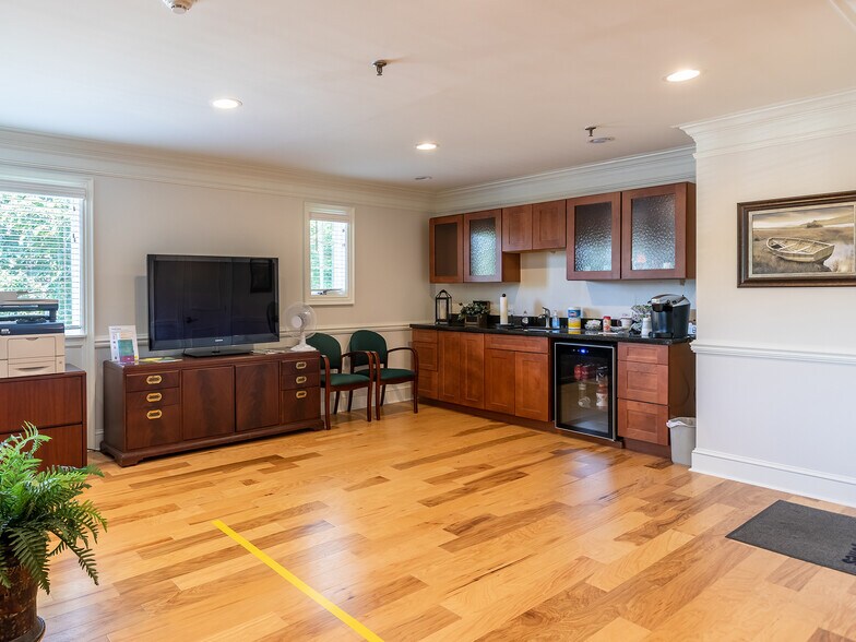 More Photos Of 301 W Roosevelt Rd, Wheaton Office For Lease