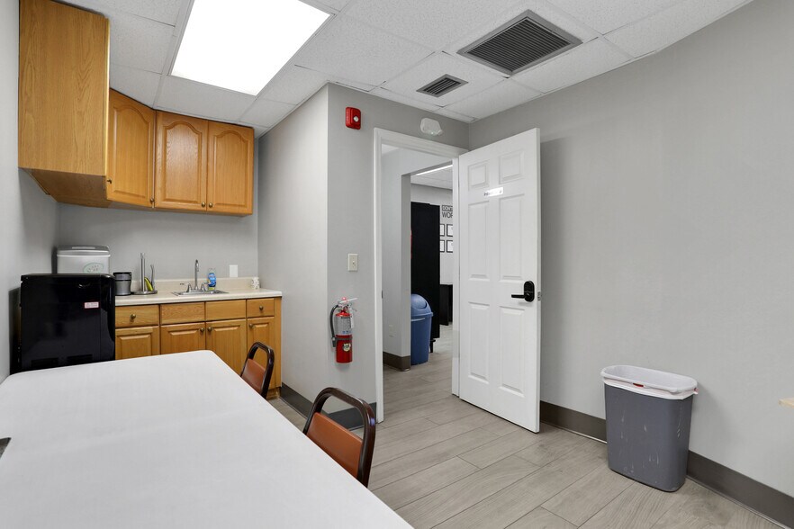 More Photos Of 3787 Old Middleburg Rd, Jacksonville Office For Sale