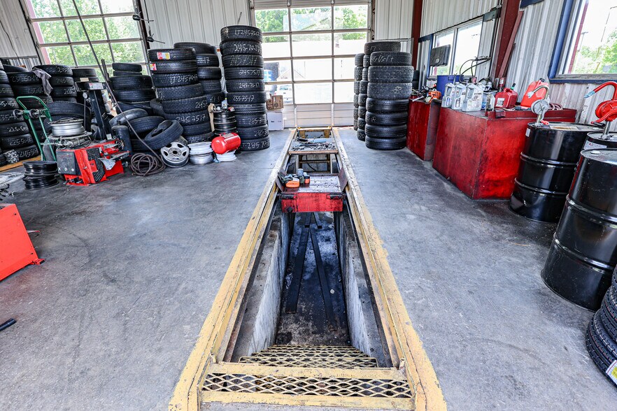More Photos Of 430 US-62 E, Eddyville Auto Repair For Sale
