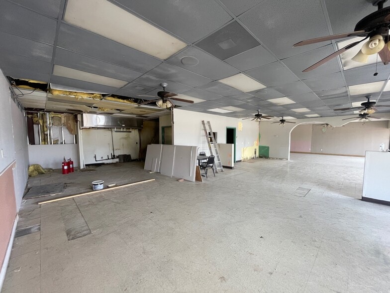 More Photos Of 701 E Main St, Tomball Storefront For Lease