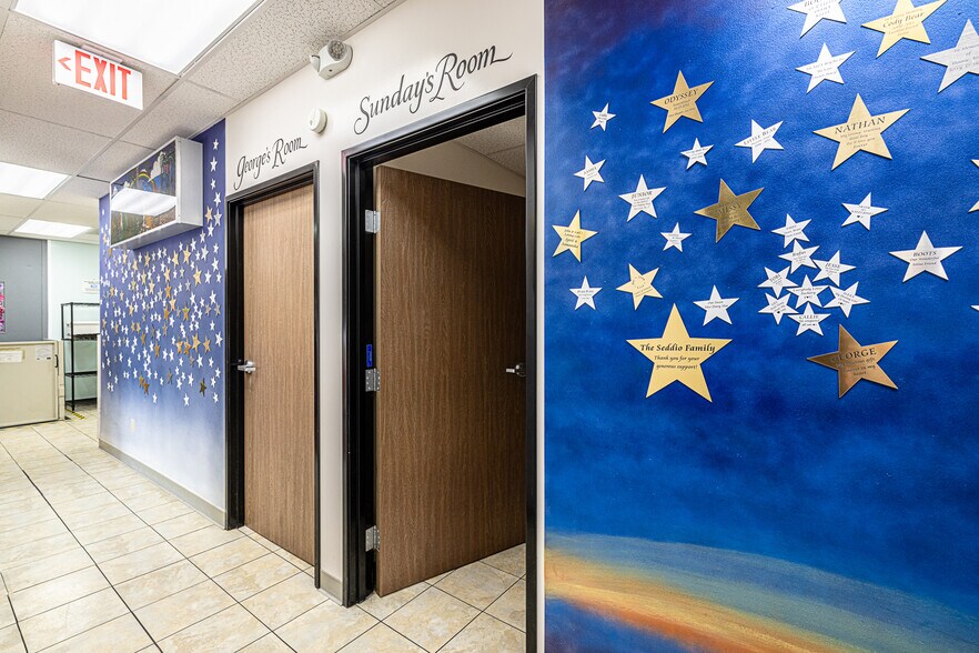 More Photos Of 26055 Bouquet Canyon Rd, Santa Clarita Veterinarian Kennel For Sale