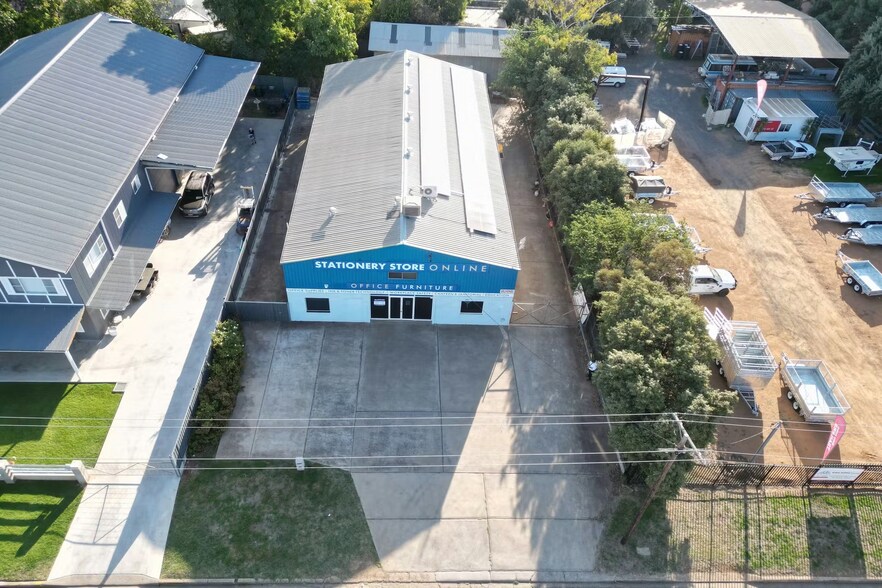 More Photos Of 17 Siren St, Dubbo Showroom For Lease