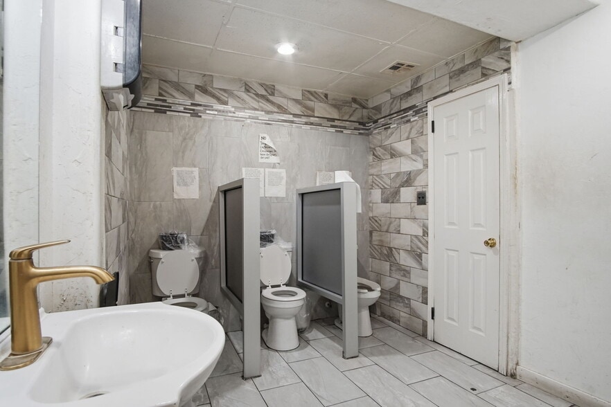 More Photos Of 1900 SE 59th Dr, Oklahoma City Bar For Sale