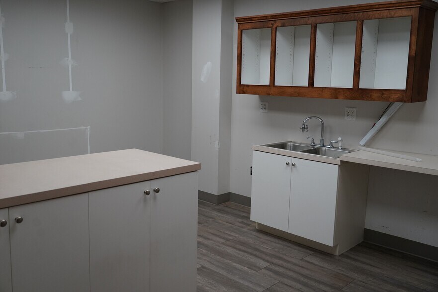 More Photos Of 1657 E Greenville St, Anderson Office For Sale