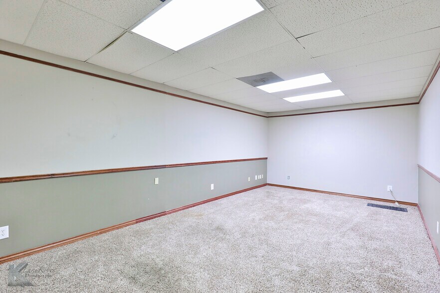 More Photos Of 318 Cedar St, Abilene Storefront Retail Office For Sale