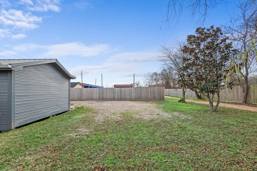 More Photos Of 119 Magnolia Blvd, Magnolia Office For Sale