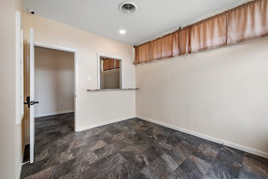 More Photos Of 601 Mary Lake Dr, Bryan Office Residential For Lease