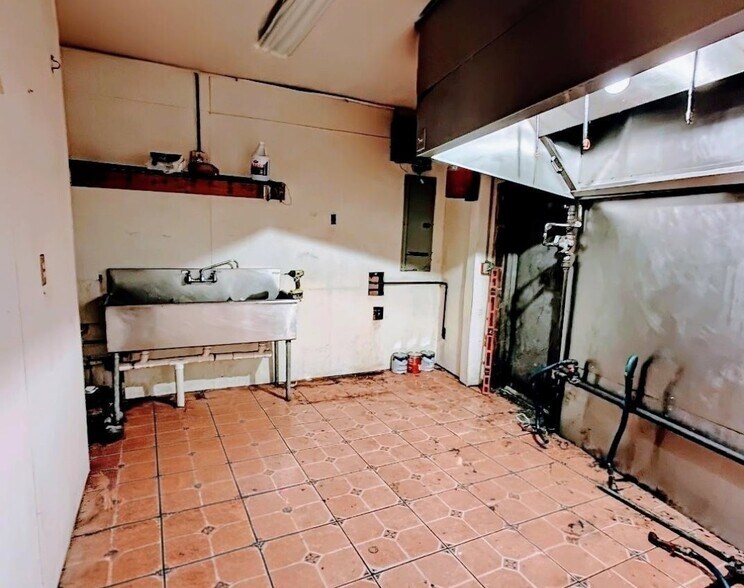 More Photos Of 3811-3813 Tulane Ave, New Orleans Storefront Retail Residential For Lease