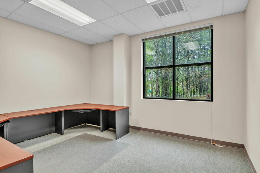 More Photos Of 2010 Castaic Ln, Knoxville Office For Sale