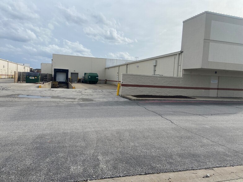 More Photos Of 509 E Nifong Blvd, Columbia Department Store For Lease