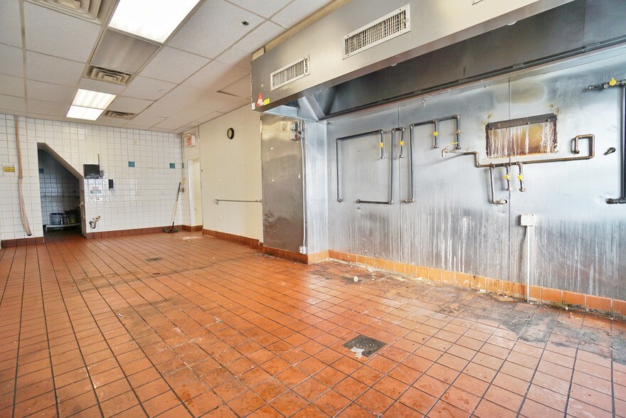 More Photos Of 35 Androvette St, Staten Island Storefront Retail Residential For Lease