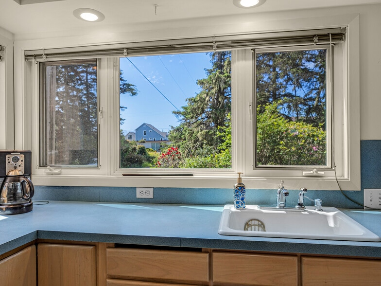 More Photos Of 2624 Neawanna St, Seaside Specialty For Sale