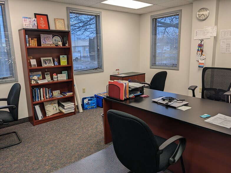 More Photos Of 1407 Rensen St, Lansing Office For Sale