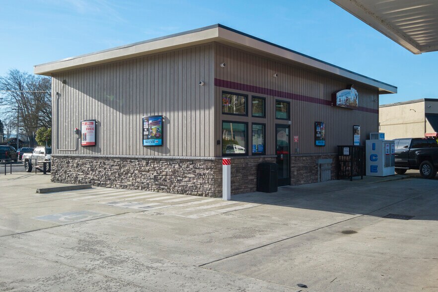 More Photos Of 701 2nd St, Snohomish Service Station For Sale