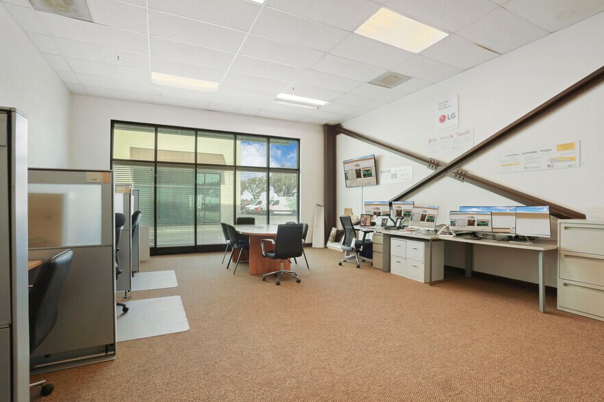 More Photos Of 600-626 Commerce Ct, Manteca Service For Sale