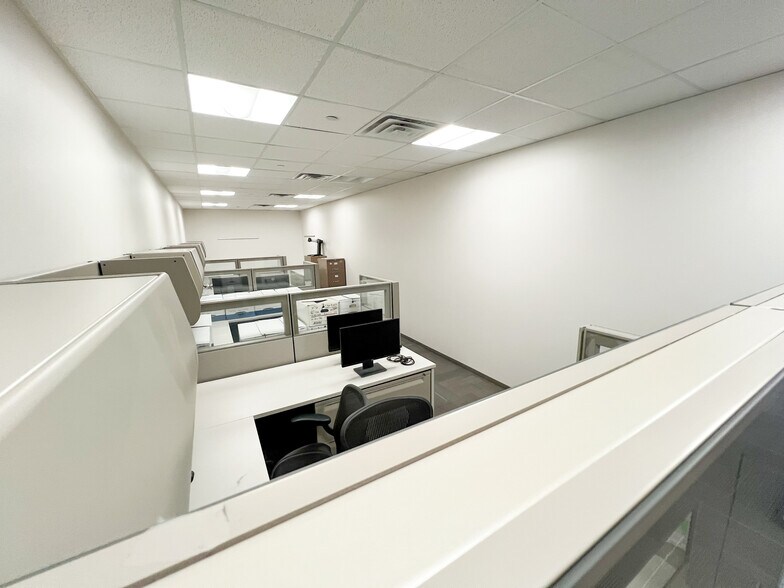 More Photos Of 303 Veterans Airpark Ln, Midland Office For Lease