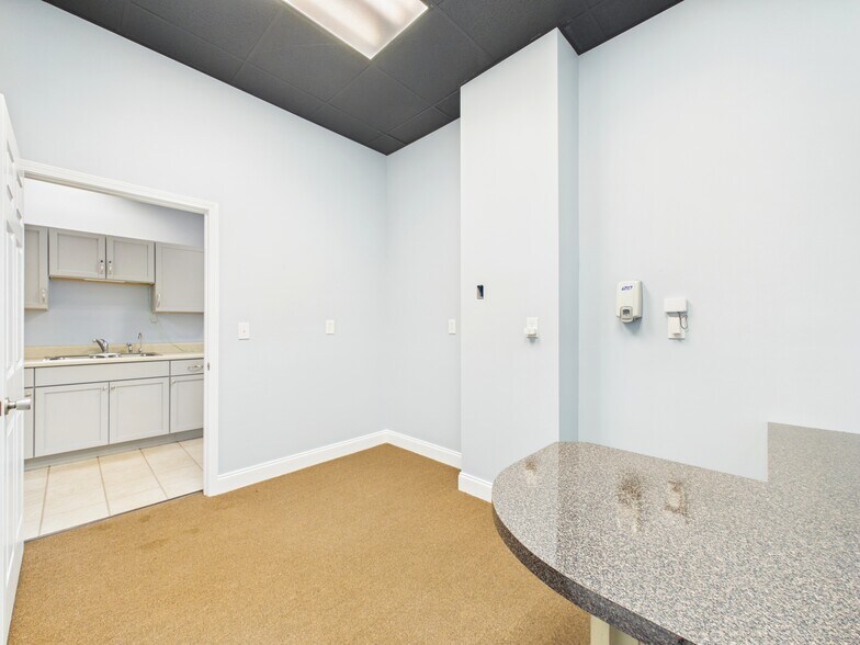 More Photos Of 7559 Kayne Blvd, Columbus Freestanding For Lease
