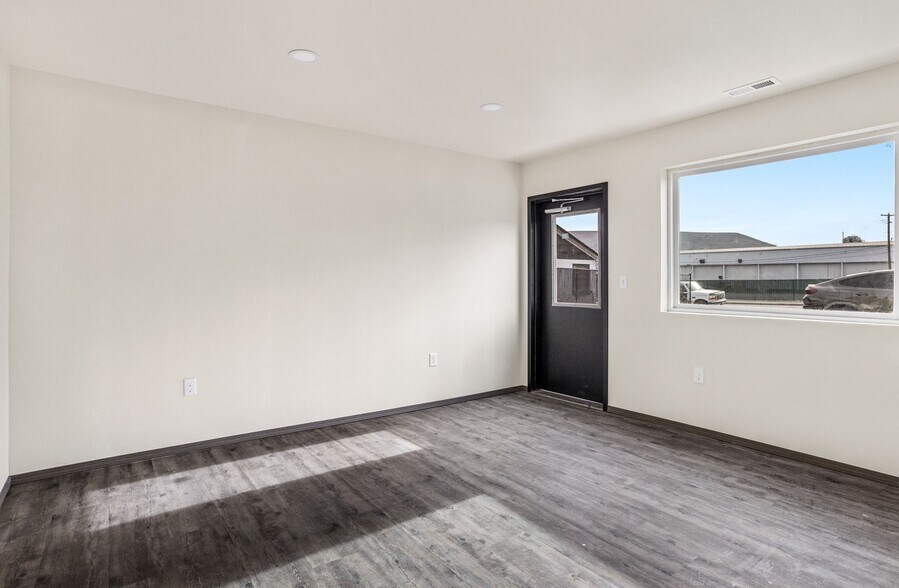 More Photos Of 207 E Naches Ave, Selah Industrial For Sale