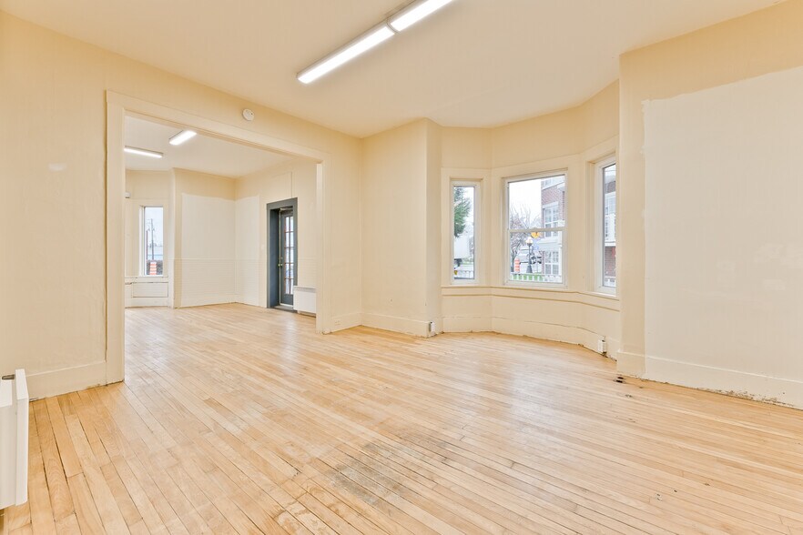 More Photos Of 127 Rue Queen, Sherbrooke Office Residential For Sale