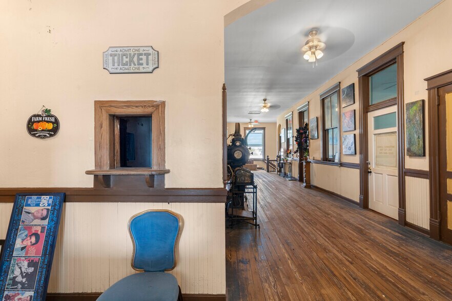 More Photos Of 106 W Oak St, Arcadia Storefront For Sale