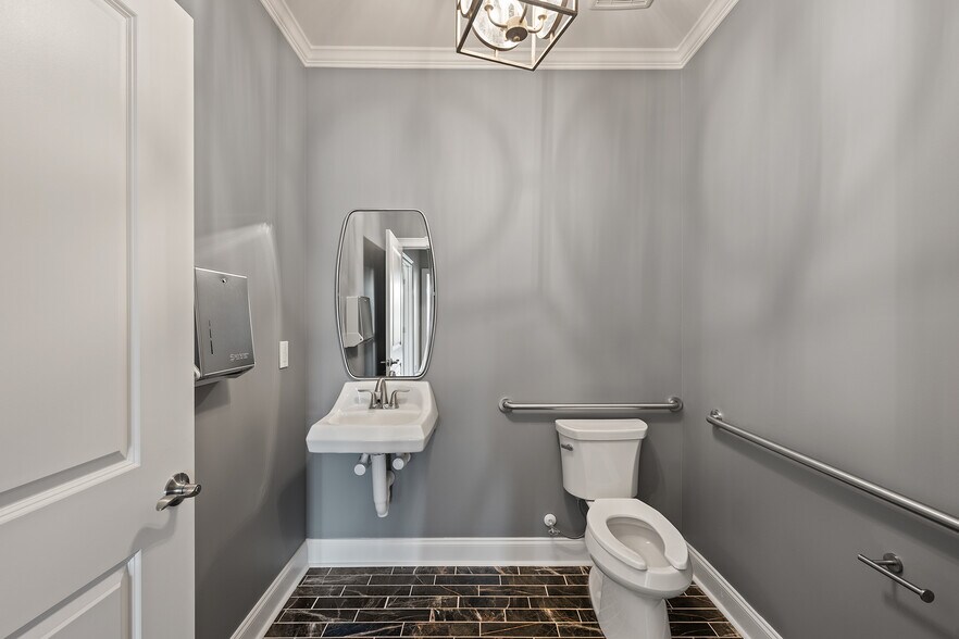 More Photos Of 1060 Garland Dr, Bogart Office For Sale