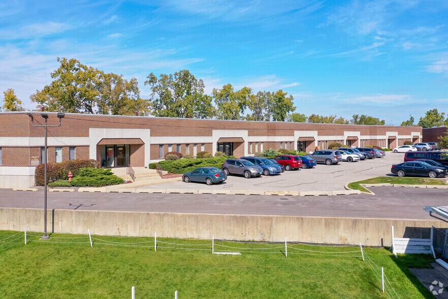 More Photos Of 4300 Regency Dr, Glenview Warehouse For Lease