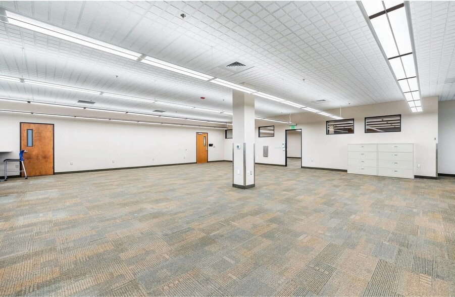 More Photos Of 704 E United Heritage Ct, Meridian Office For Sale