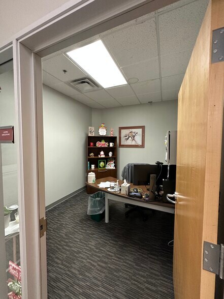 More Photos Of 3700 Tachevah Dr, Palm Springs Office For Sale