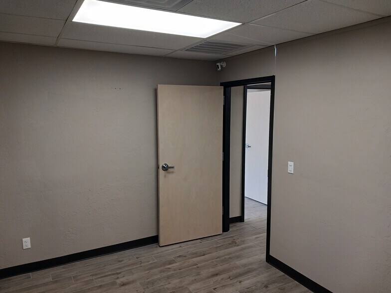 More Photos Of 4229 Royal Ave, Oklahoma City Flex For Lease