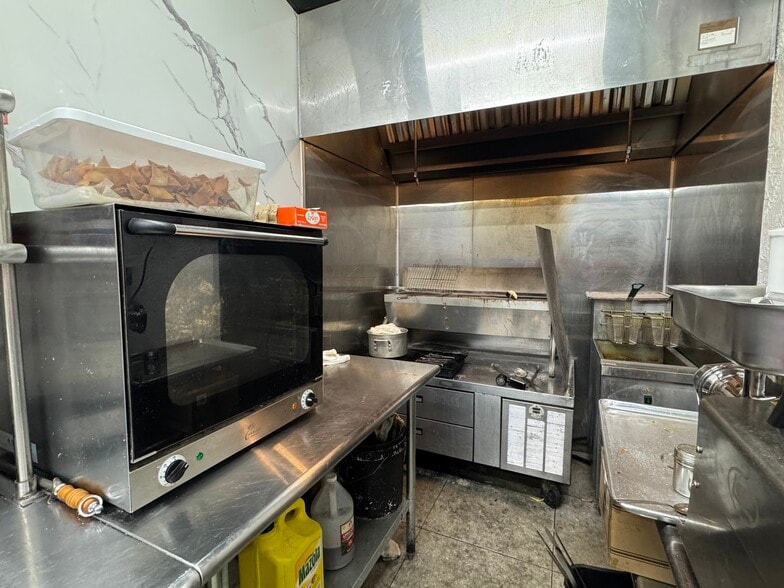 More Photos Of 1904 Hollywood Blvd, Hollywood Freestanding For Lease