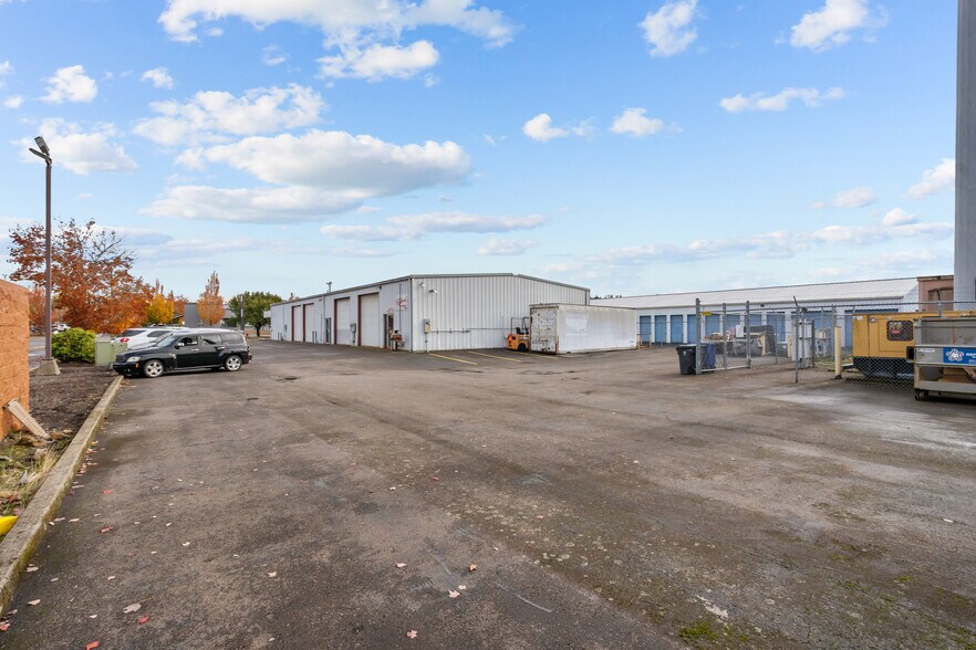 More Photos Of 999 N 1st St, Silverton Freestanding For Sale