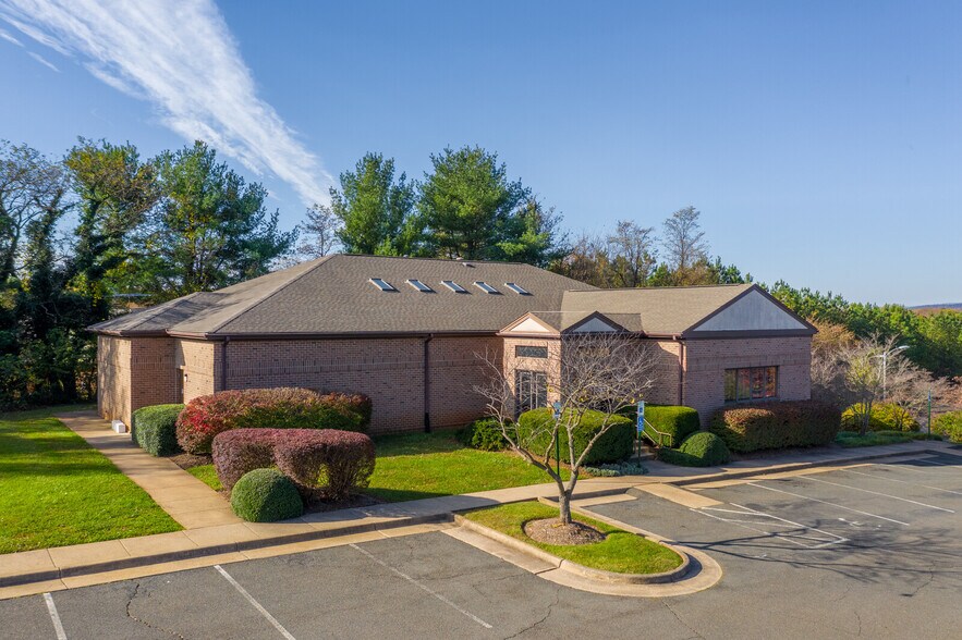 More Photos Of 555 Hospital Dr, Warrenton Medical For Lease