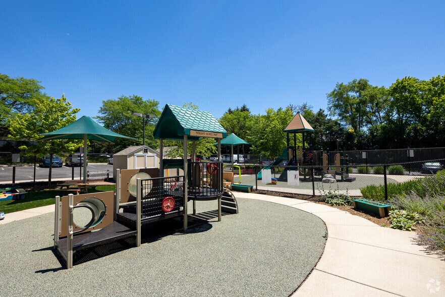 More Photos Of 450-500 E Diehl Rd, Naperville Unknown For Lease