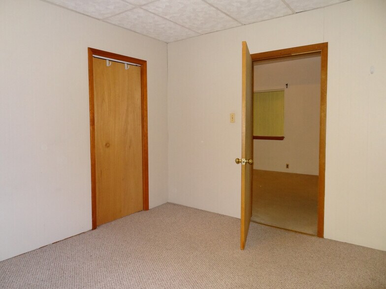 More Photos Of 93 Maple Ave, Morgantown Office For Sale