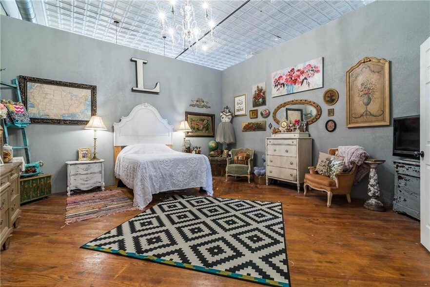 More Photos Of 306 W Main St, Denison Storefront For Sale