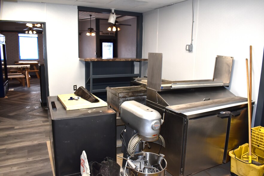 More Photos Of 80820 Main St, Memphis Storefront For Sale