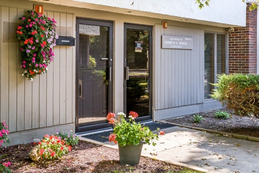 More Photos Of 1117 S Milwaukee Ave, Libertyville Unknown For Lease