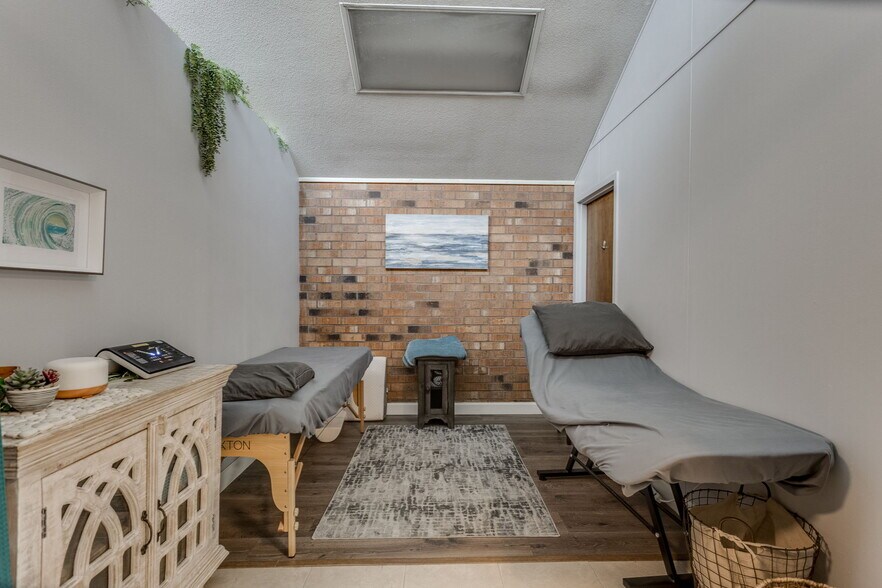 More Photos Of 20 E Dunloup Rd, Shawnee Medical For Sale